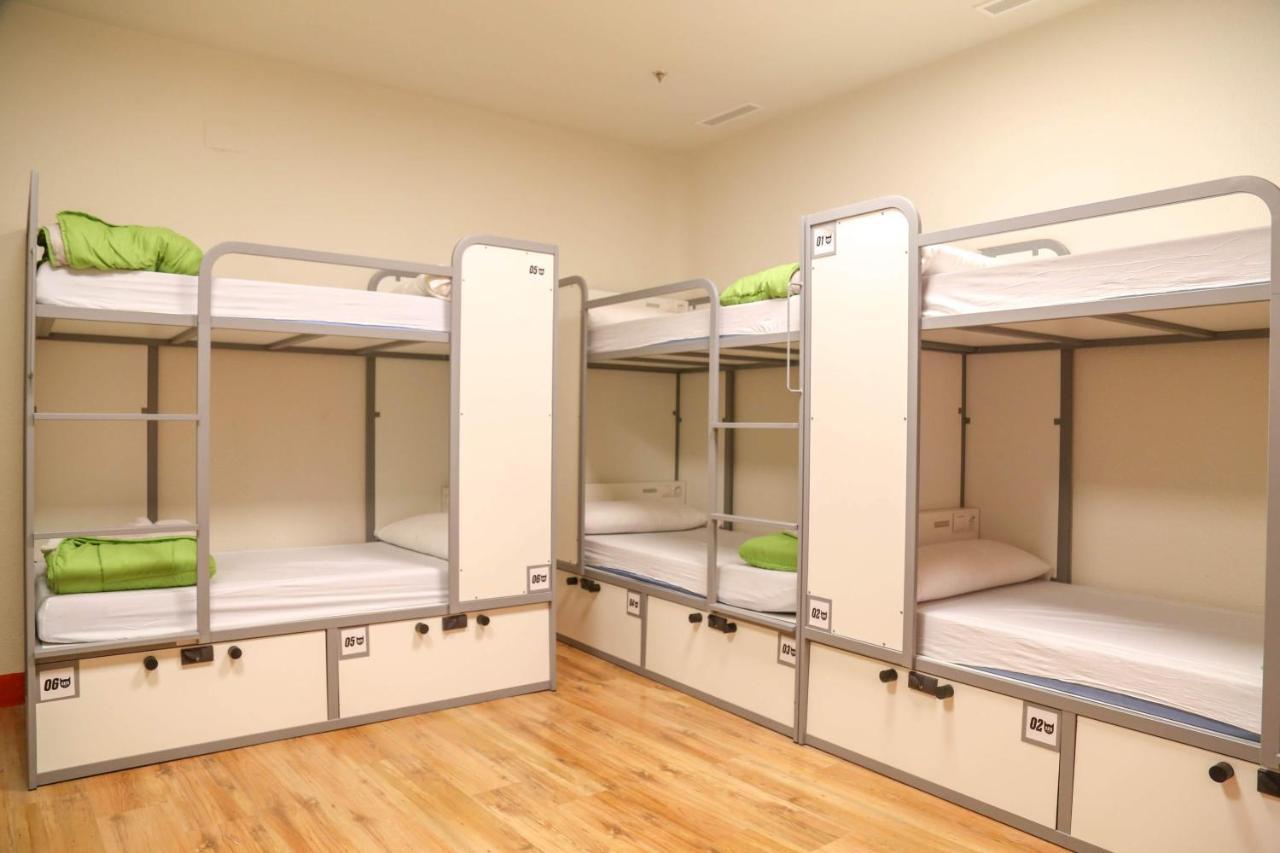 Single Bed 6-Bed Mixed Dormitory Room